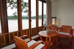 Romantiskt dubbelrum - utsikt mot floden | Minibar, värdeförvaringsskåp på rummet, skrivbord och extrasängar