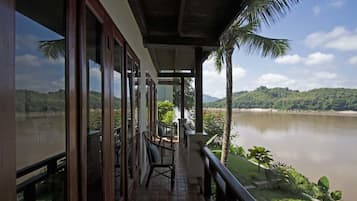 Deluxe Double Room with River View | Balcón