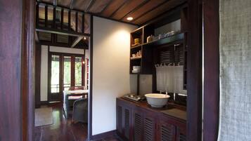 Deluxe Twin Room with River View | ์ ์ฉ ๊ฐ์ด ์ฃผ๋ฐฉ | ์ ์๋ ์ธ์ง, ์ฟกํ, ์ปคํผ/ํฐ ๋ฉ์ด์ปค, ์กฐ๋ฆฌ ๋๊ตฌ/์ ์/์ฃผ๋ฐฉ ๊ธฐ๊ตฌ