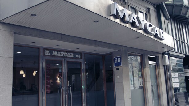Exterior d'un edifici amb un gran rètol que diu "MAYCAR".