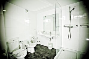 Shower, free toiletries, hair dryer, towels - Hotel Maycar (A Coruña)