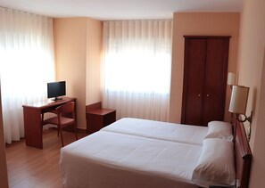 Desk, blackout curtains, free cots/infant beds, rollaway beds - Hotel Maycar (A Coruña)
