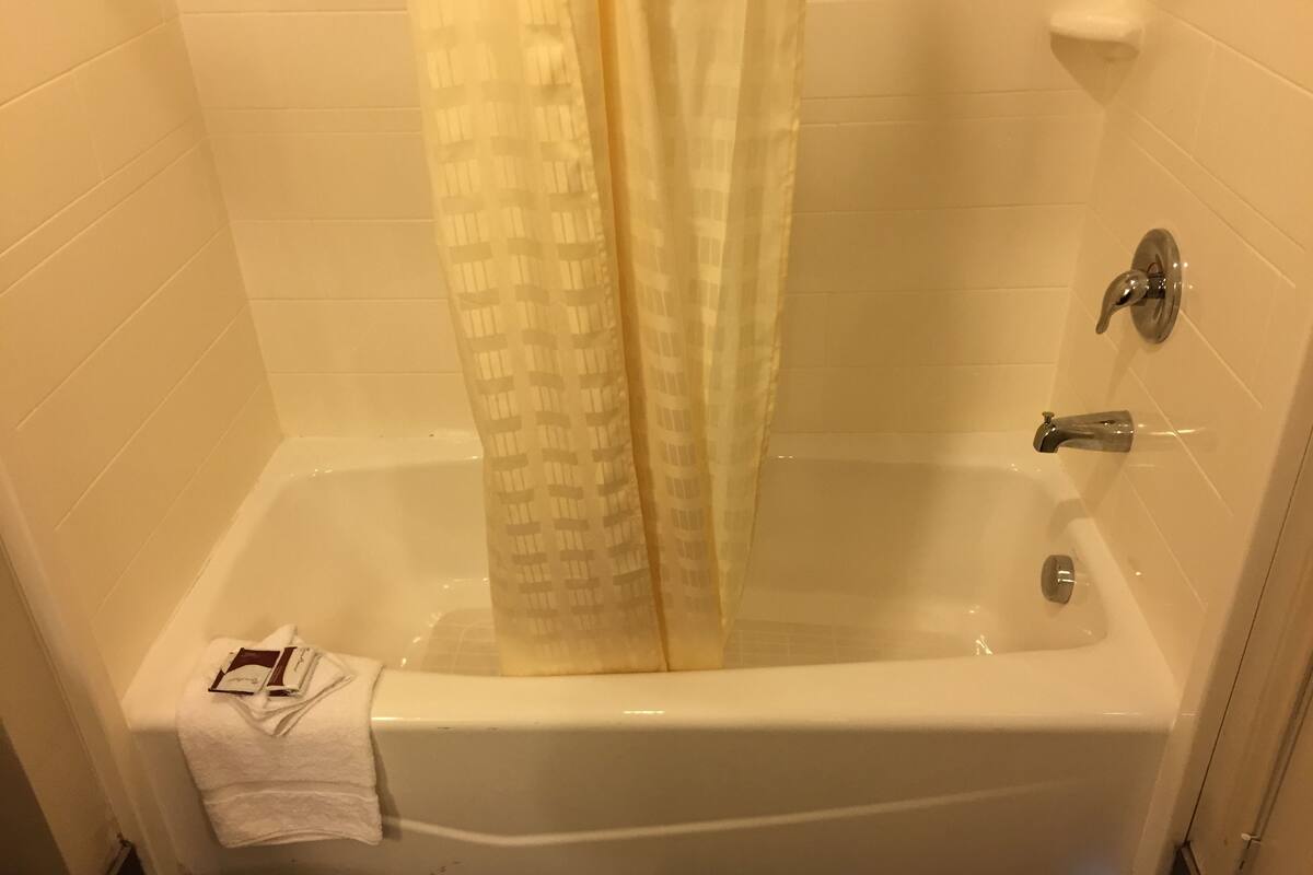 room, 1 king bed | bathroom | combined shower/bathtub, free toiletries, towels