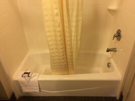 Bañera con ducha, artículos de tocador gratuitos, toallas