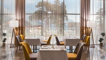 3 restaurants, breakfast served