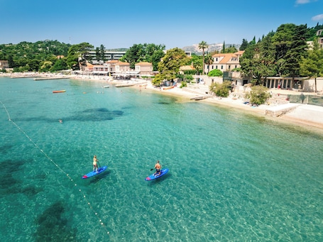 Ubicación a pie de playa. Maistra Select Srebreno Villas