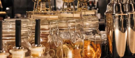 Diversos recipientes de vidrio, como frascos y botellas, probablemente utilizados para guardar alimentos o bebidas.