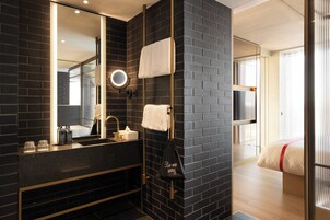 Resident Room | 욕실 | 고급 세면용품, 헤어드라이어, 타월