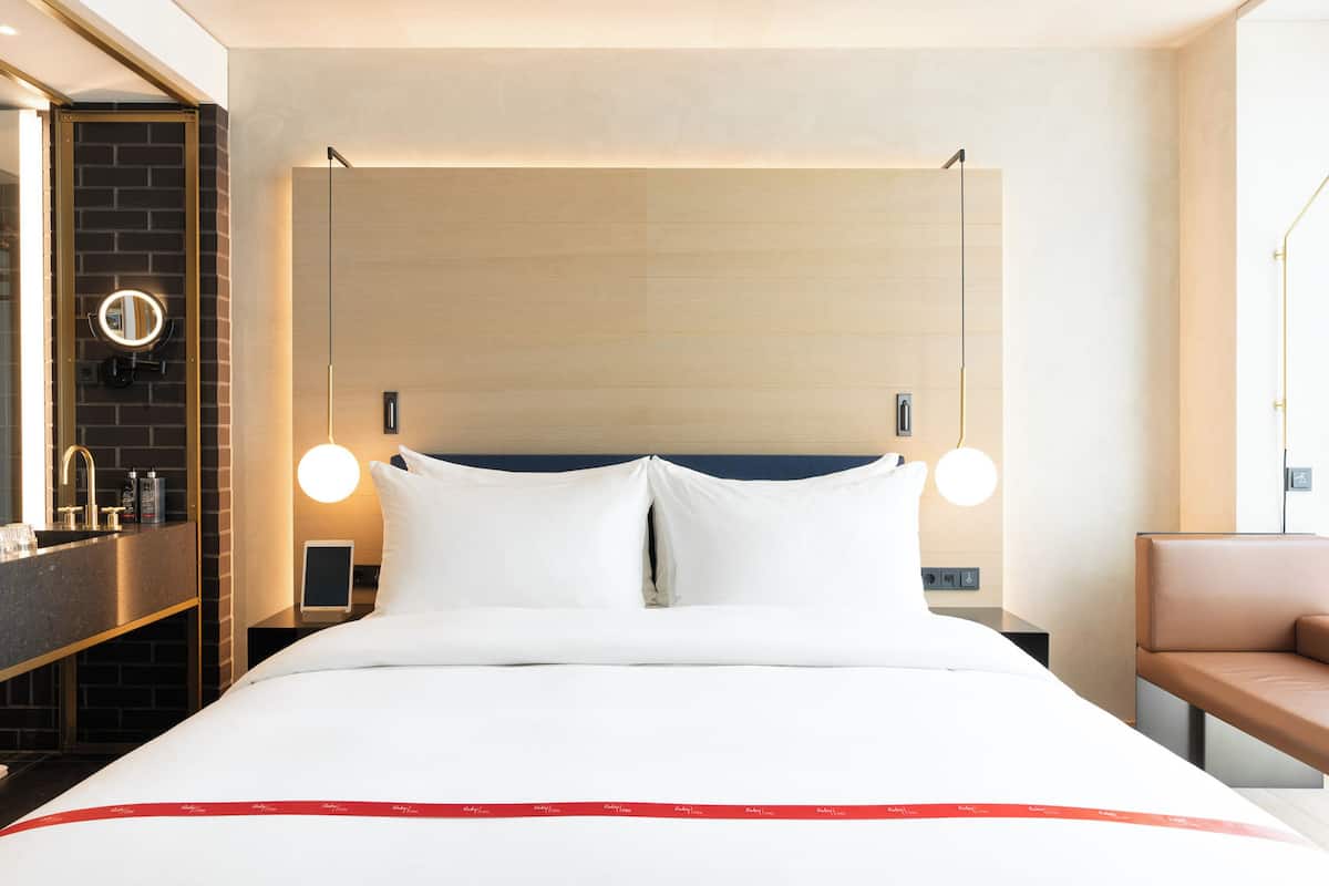 Premium bedding, in-room safe, individually decorated