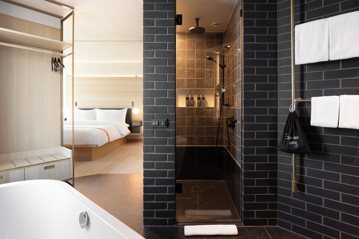 Loft, 1 Queen Bed (Loft Room) | Premium bedding, in-room safe, desk, laptop workspace