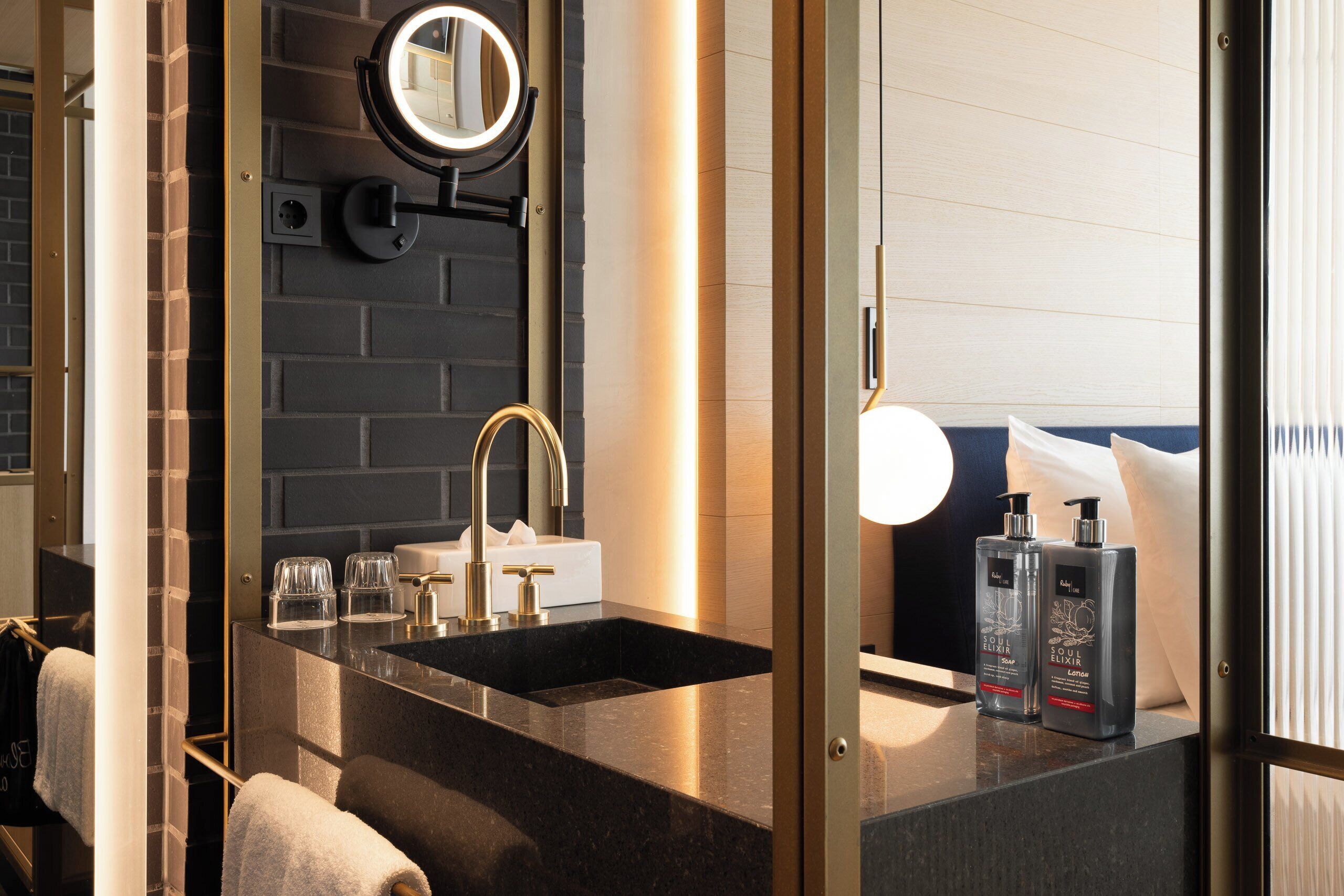 Room, 1 Queen Bed (Cosy Room) | Bathroom | Designer toiletries, hair dryer, towels