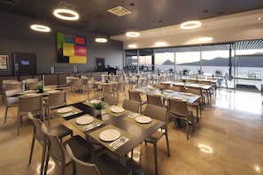 Serviço de café da manhã, almoço, jantar; vistas para a piscina