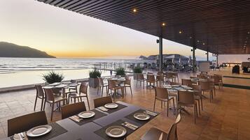 Serviço de café da manhã, almoço, jantar; vistas para a piscina