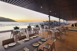 Se sirven desayunos y cocina internacional, junto a la piscina 