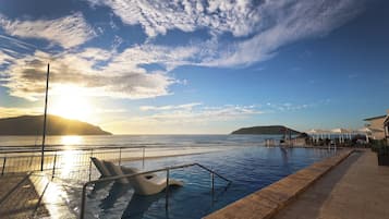 Piscine extérieure, chaises longues
