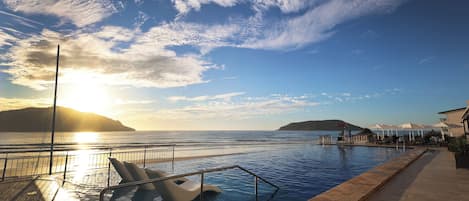 Außenpool, geöffnet von 09:00 Uhr bis 21:00 Uhr, Liegestühle