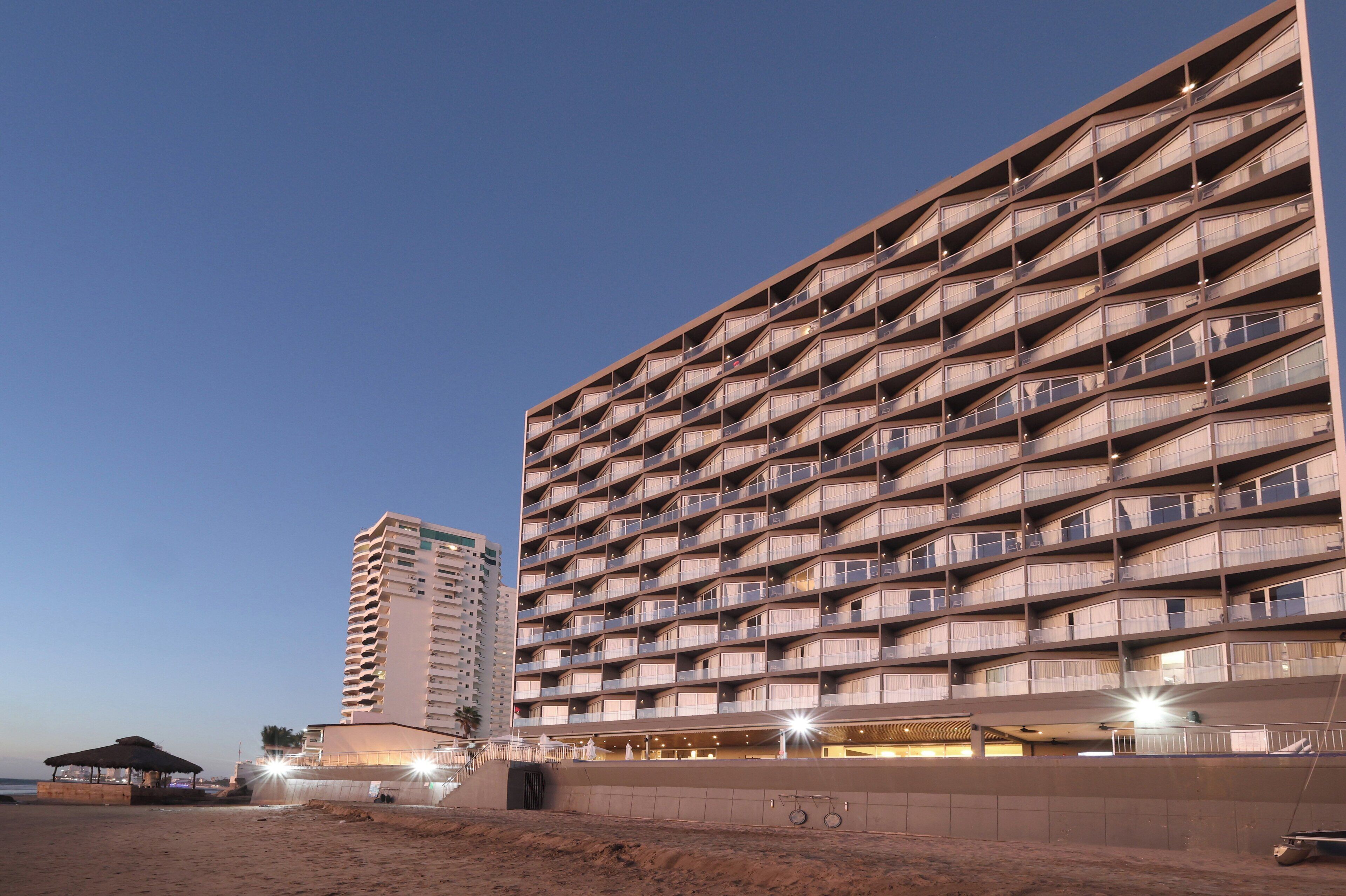 Un hotel modern amb nombroses galeries i ubicació a la platja, a més d'una zona de piscina.