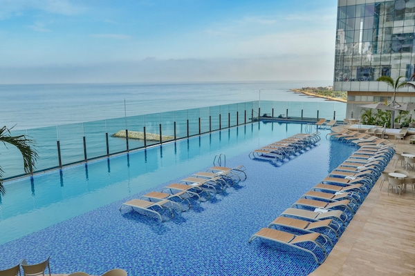 Kolam renang outdoor, dengan kursi berjemur