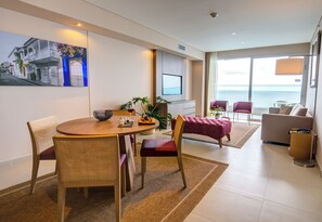 Phòng đôi Junior, 1 giường cỡ king và sofa giường (Junior Suite King Bed) | Bộ đồ giường cao cấp, két bảo mật tại phòng, bàn 