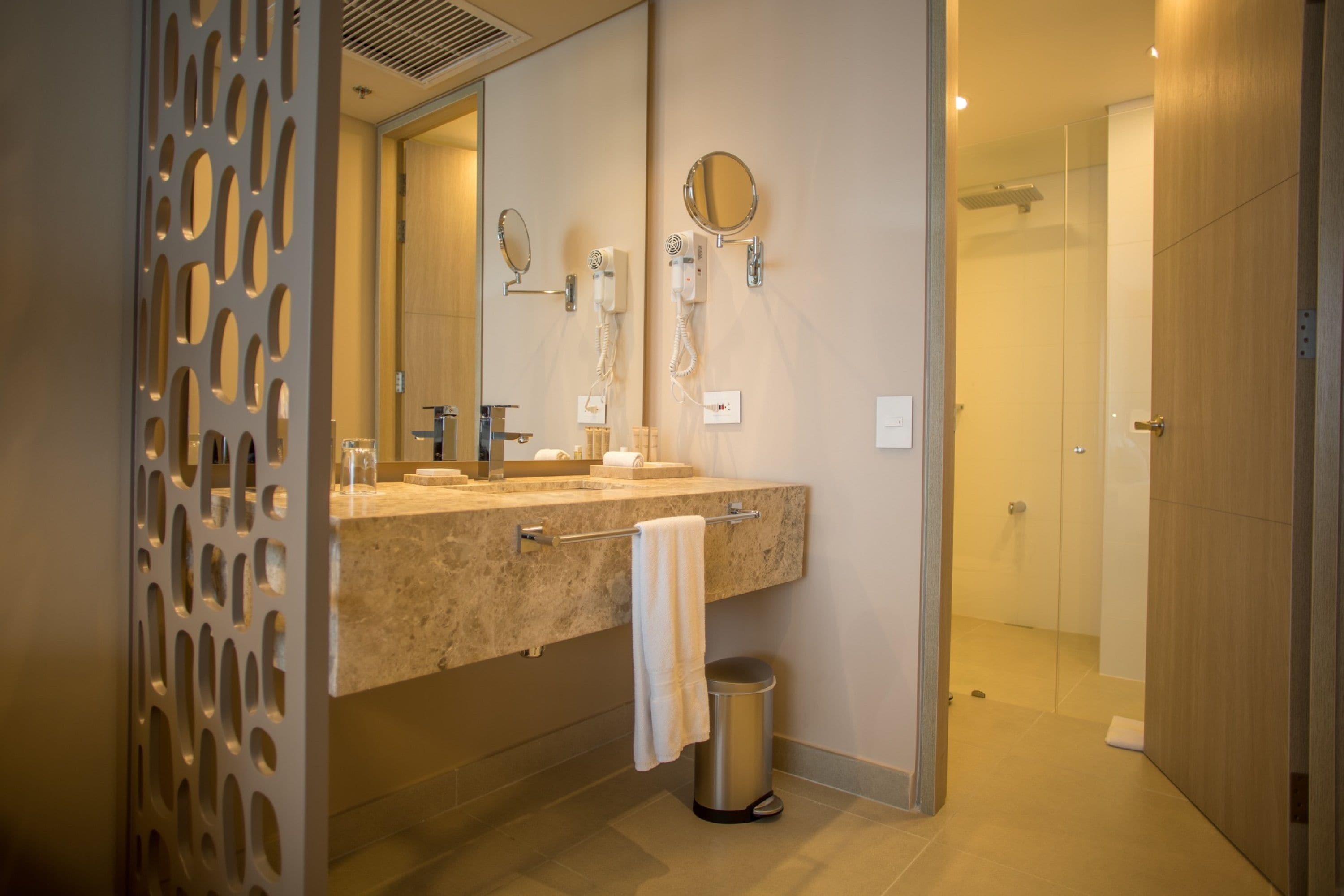 shower, rainfall showerhead, free toiletries, towels