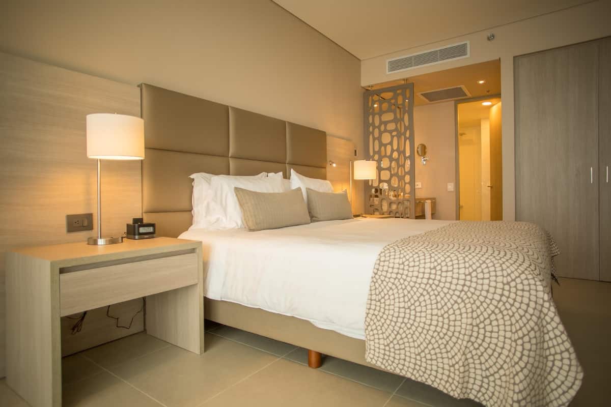 Luxe beddengoed, een kluis op de kamer, een bureau, een laptopwerkplek