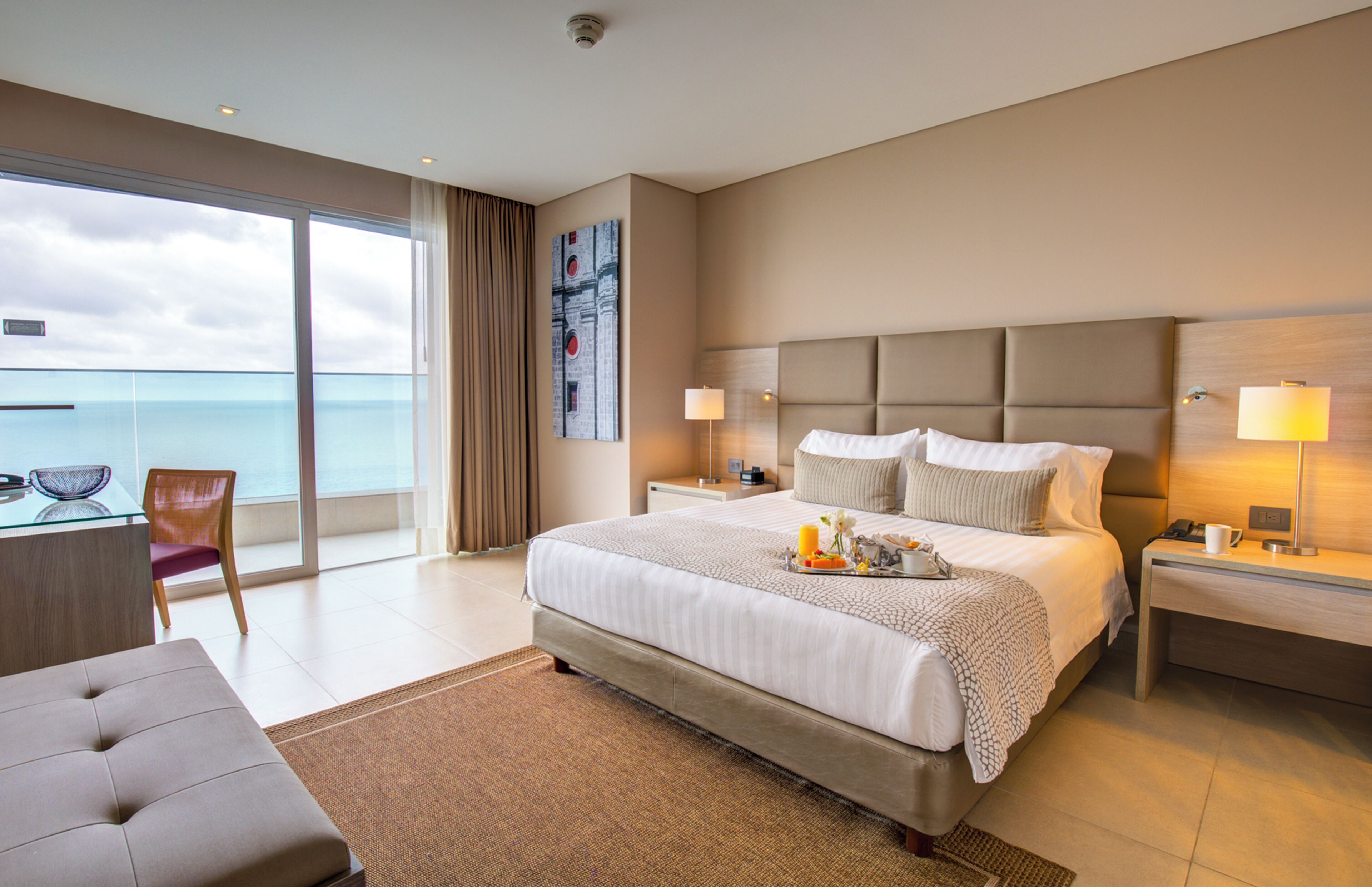 小型双人房, 1 张特大床和 1 张沙发床 (Junior Suite King Bed) | 高档床上用品、客房内保险箱、办公桌、笔记本电脑工作区