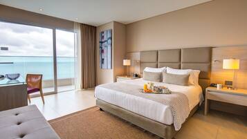 Junior Double Room, 1 King Bed with Sofa bed (Junior Suite King Bed) | Premium bedding, in-room safe, desk, laptop workspace