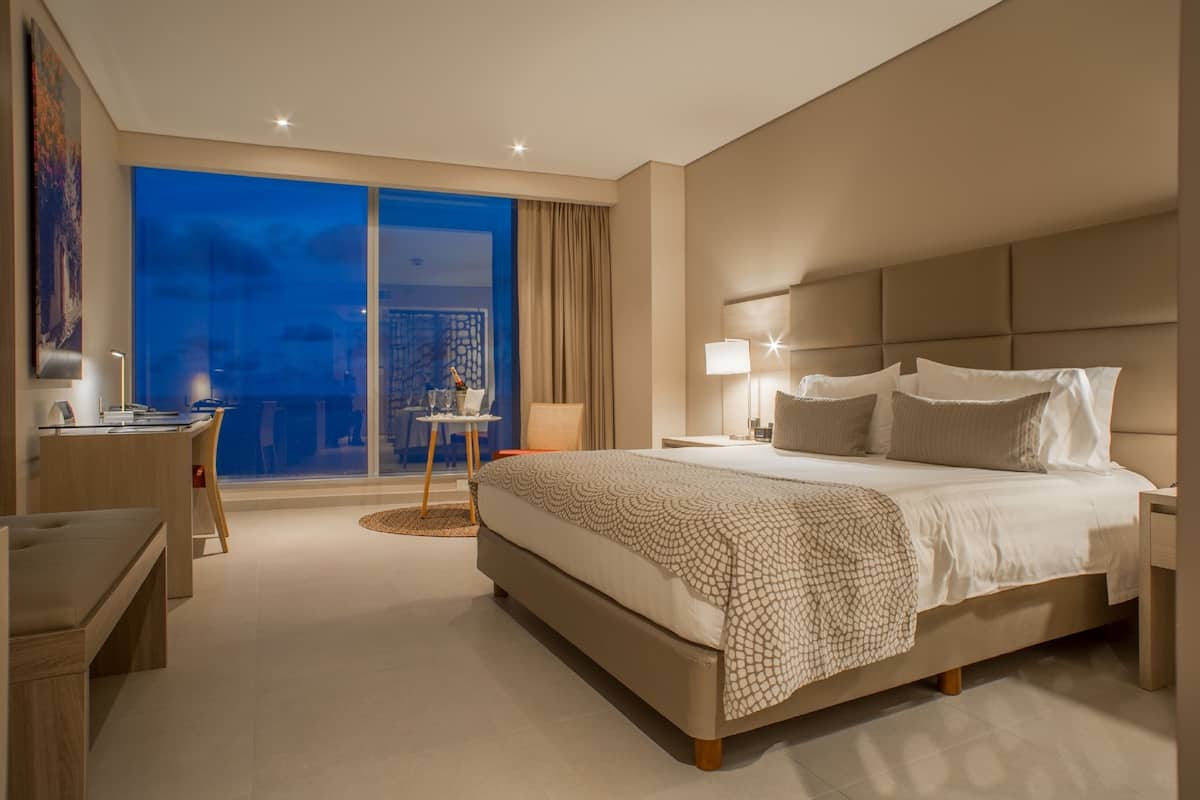 premium bedding, in-room safe, desk, laptop workspace