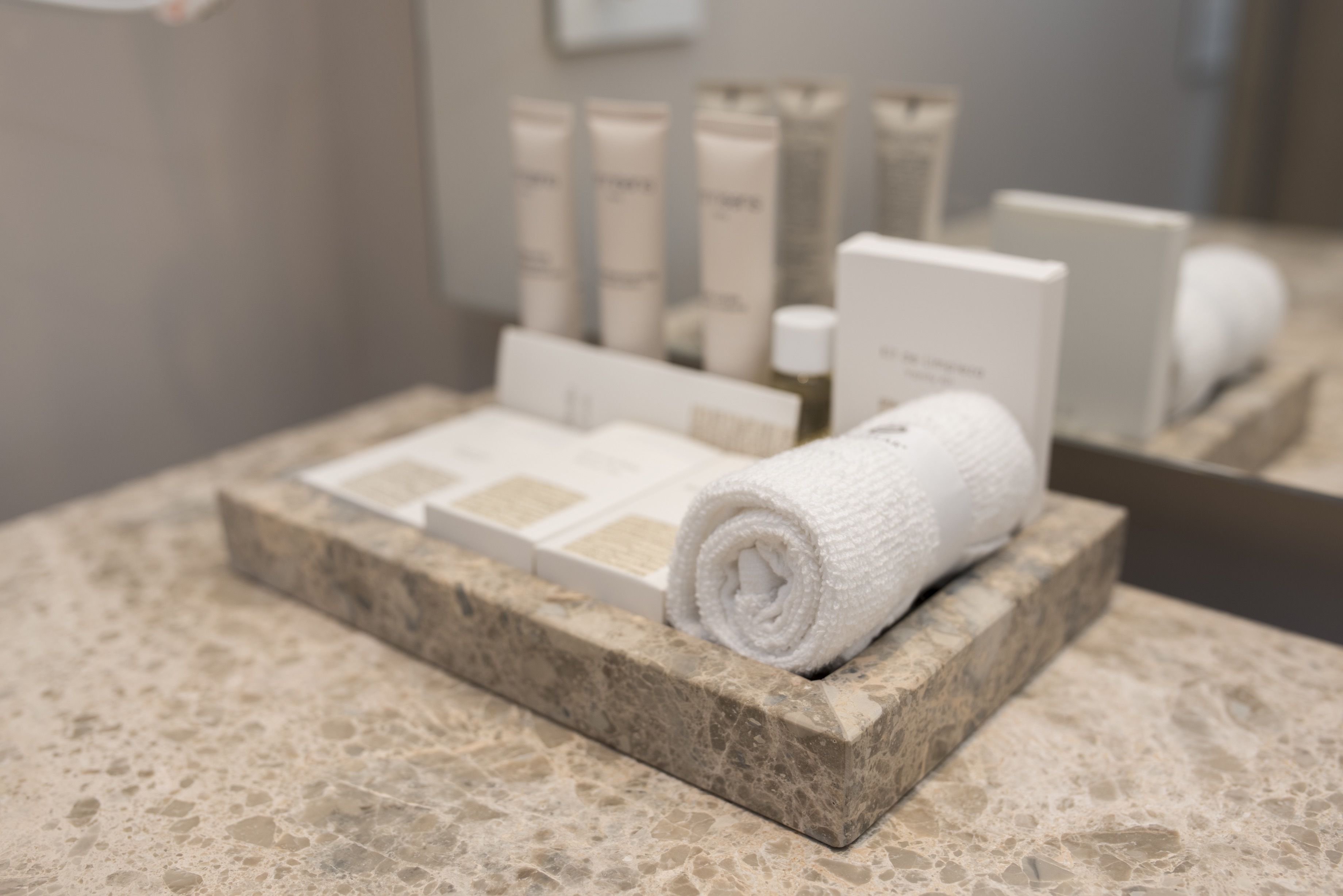 shower, rainfall showerhead, free toiletries, towels