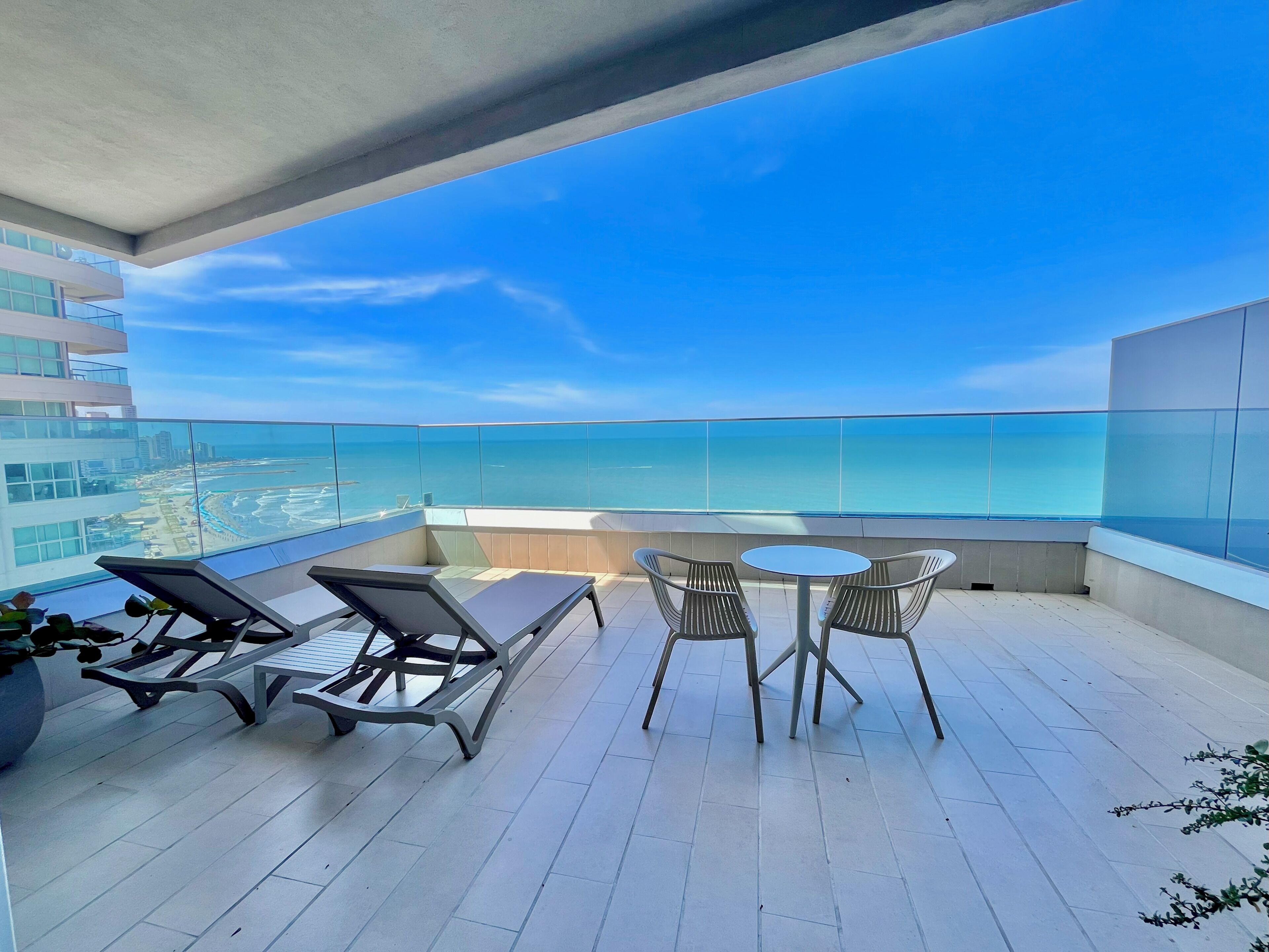 小型双人房, 1 张特大床和 1 张沙发床 (Junior Suite King Bed) | 露台