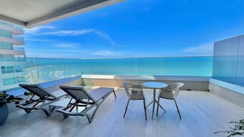 Junior tweepersoonskamer, 1 kingsize bed met slaapbank (Junior Suite King Bed) | Terras