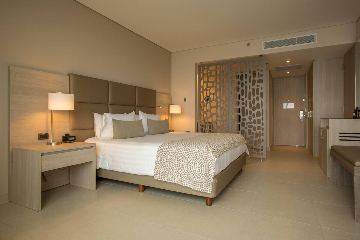 Premium bedding, in-room safe, desk, laptop workspace