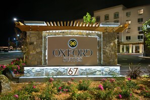 A hotel sign with the name "Oxford Suites" and the number "67" indicating the property.