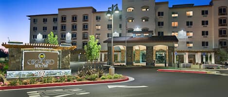 Fassade der Unterkunft – Abend/Nacht