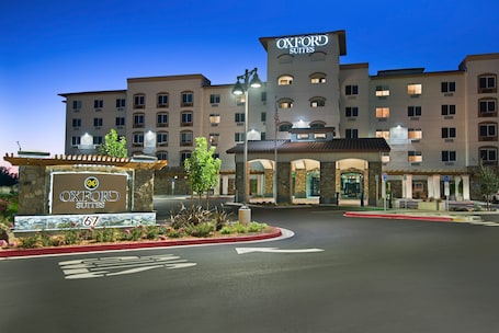 Front of property - evening/night. Oxford Suites Sonoma County