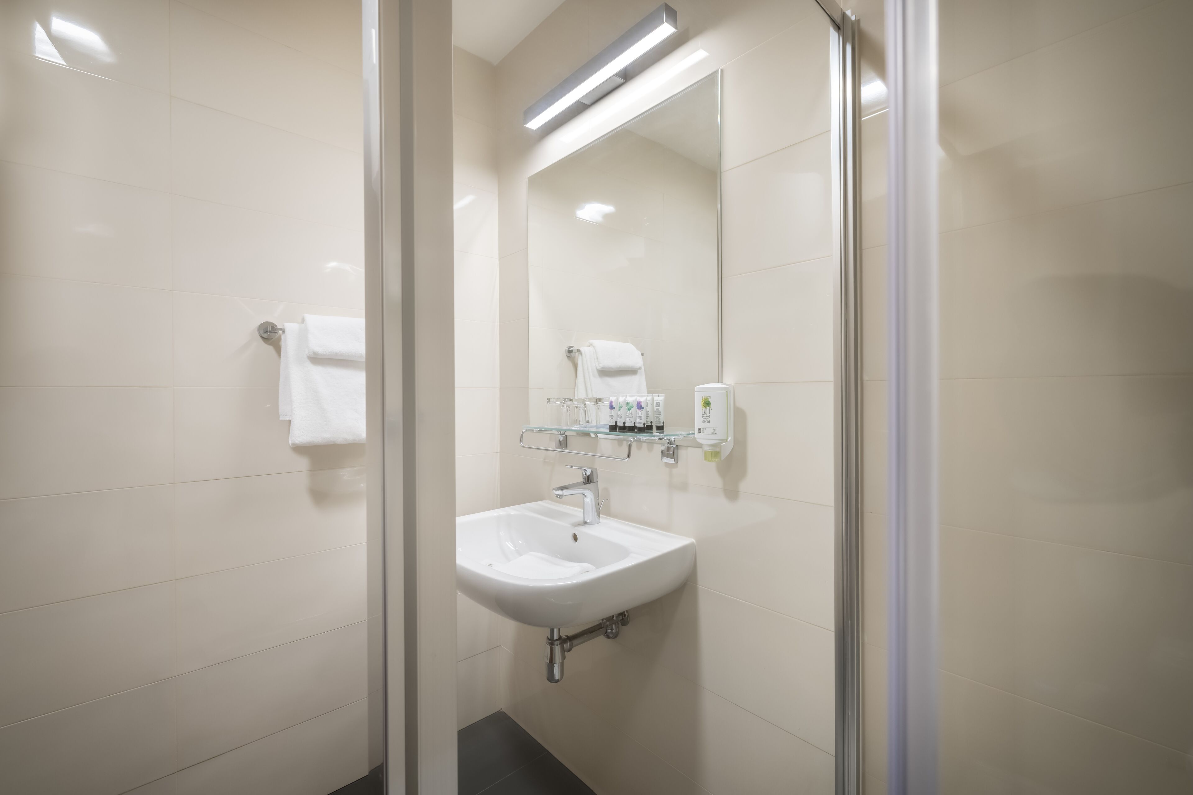 premium apartment, 2 bedrooms | bathroom | free toiletries, hair dryer, towels