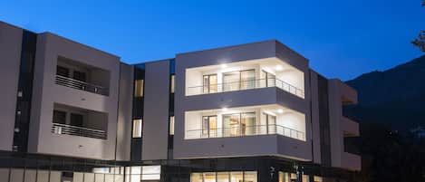 Vista frontal de la propiedad por la tarde o noche