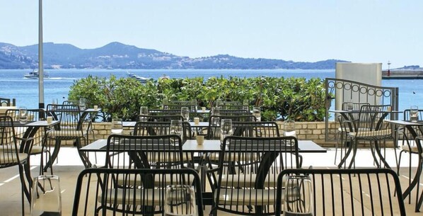 Breakfast, lunch, dinner served; beach views 