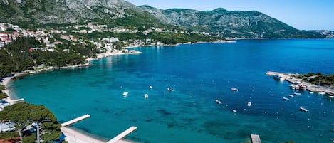 Una spiaggia nelle vicinanze