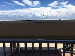 Suite, 1 llit de matrimoni gran, balcó, vistes parcials a l'oceà (with Single Sofabed) | Vista de la platja o del mar