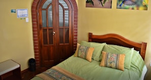 Free WiFi, bed sheets - Kinde House (Quito)