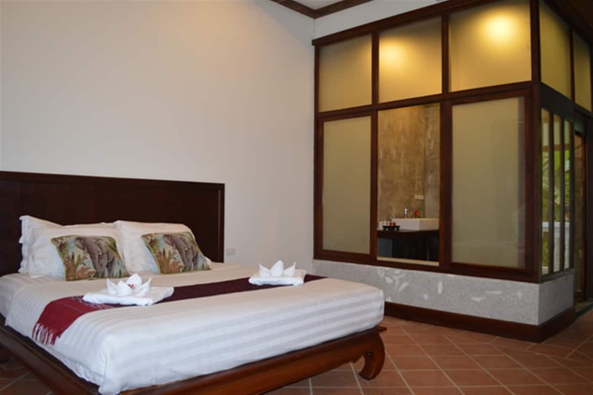 Deluxe Garden Room, River View | Minibar