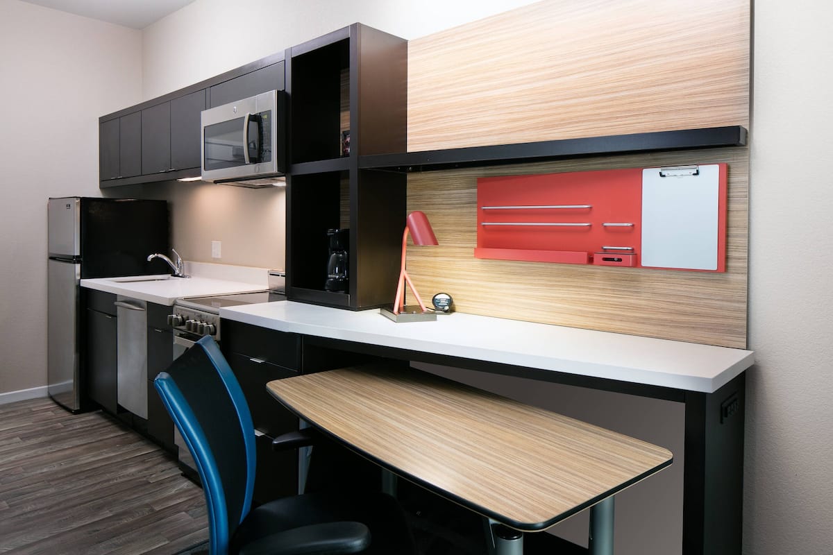 1 bedroom, premium bedding, desk, laptop workspace