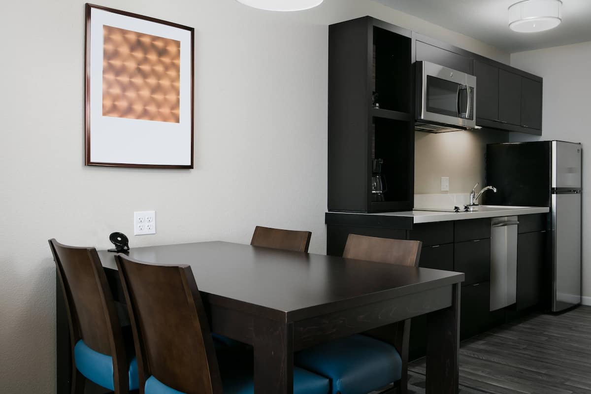 1 bedroom, premium bedding, desk, laptop workspace