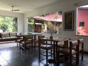 Café da manhã com buffet grátis todos os dias
