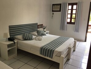 Standard Room | In-room safe, individually decorated, desk, blackout curtains - Taperapuan Praia Hotel (Porto Seguro)