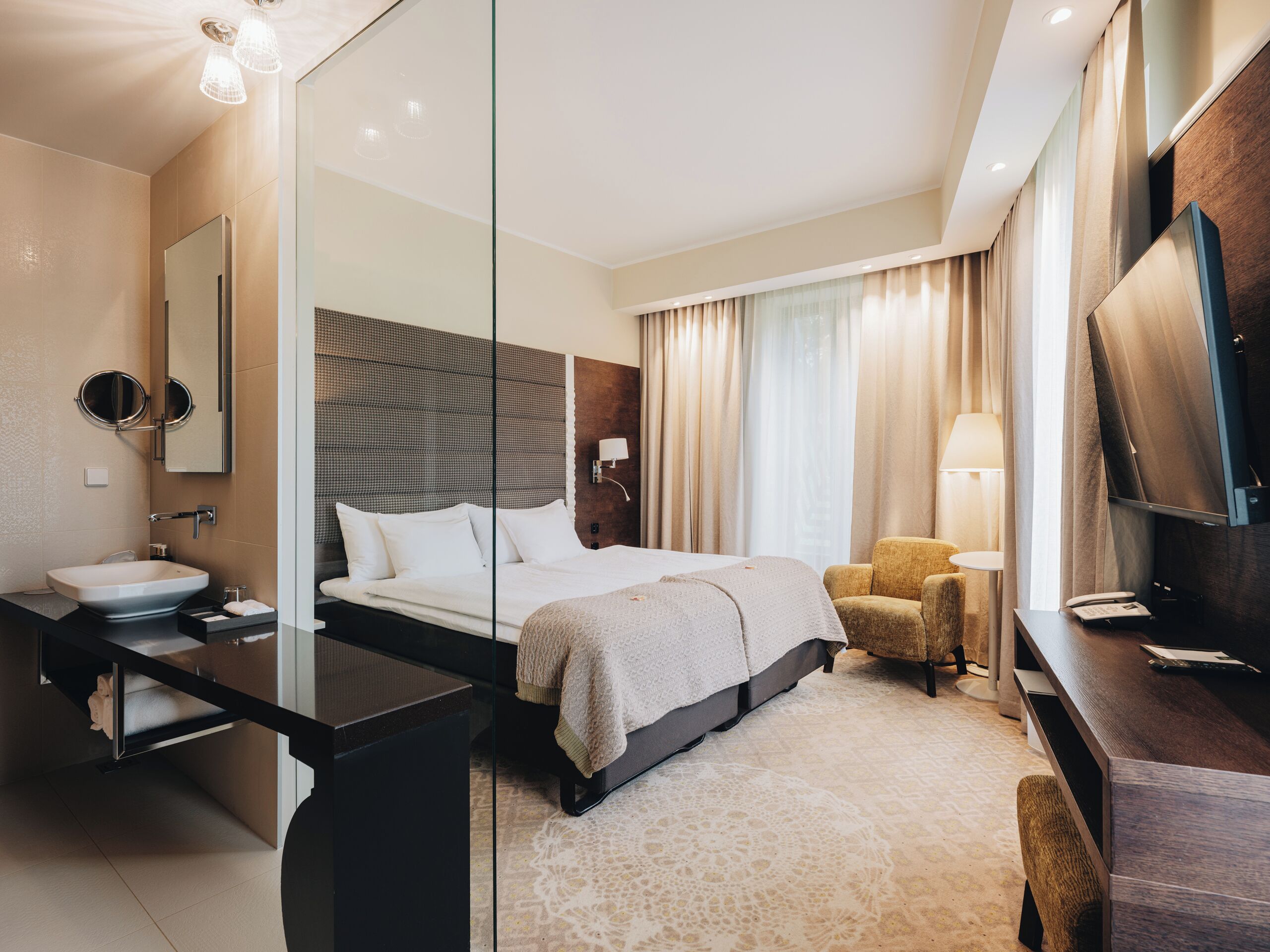 Hypo-allergenic bedding, minibar, in-room safe, desk