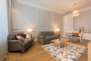 Luksusleilighet | Allergitestet sengetøy, minibar, safe på rommet og skrivebord