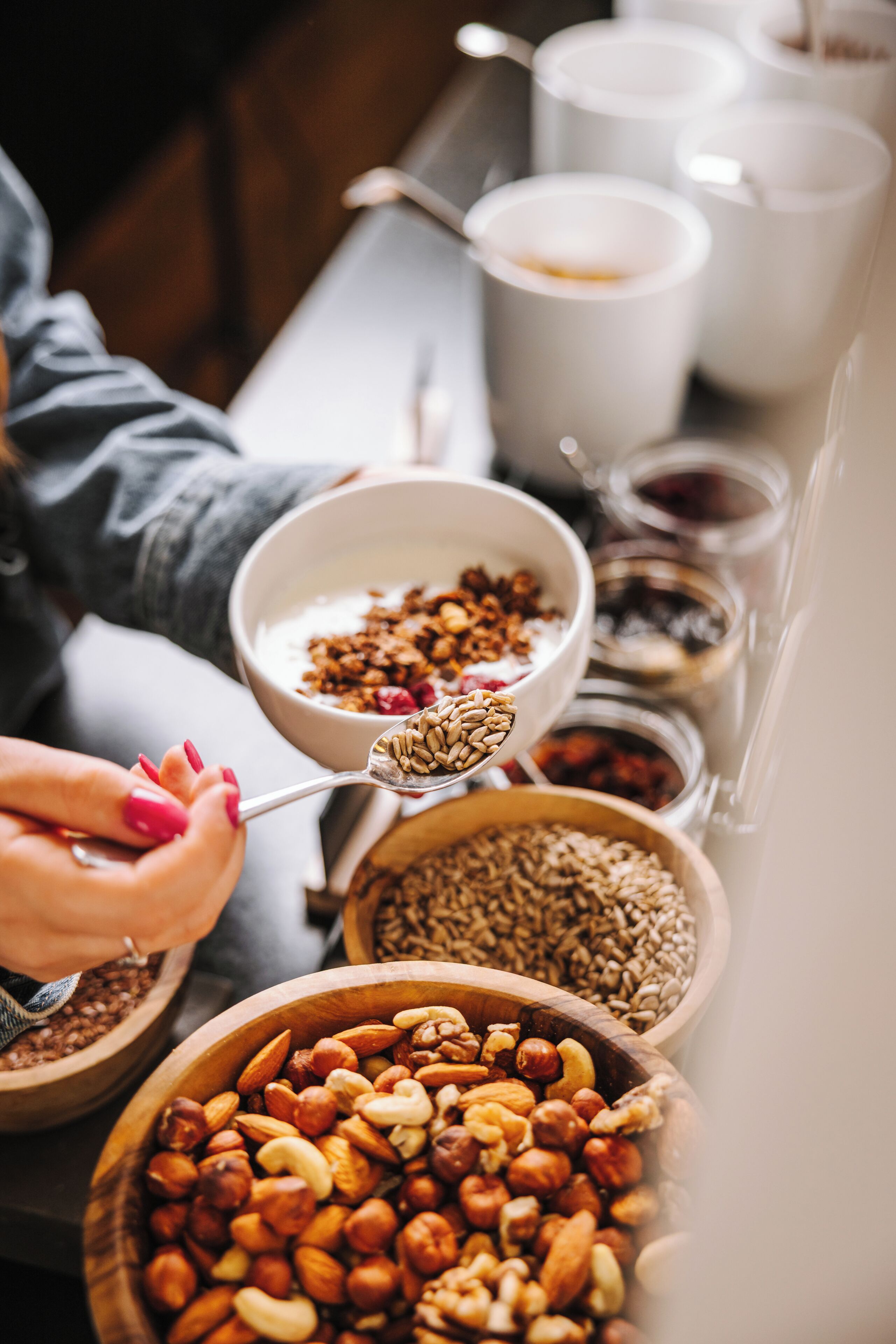 Desayuno con tazones de cereal, nueces y una cucharada de granola.