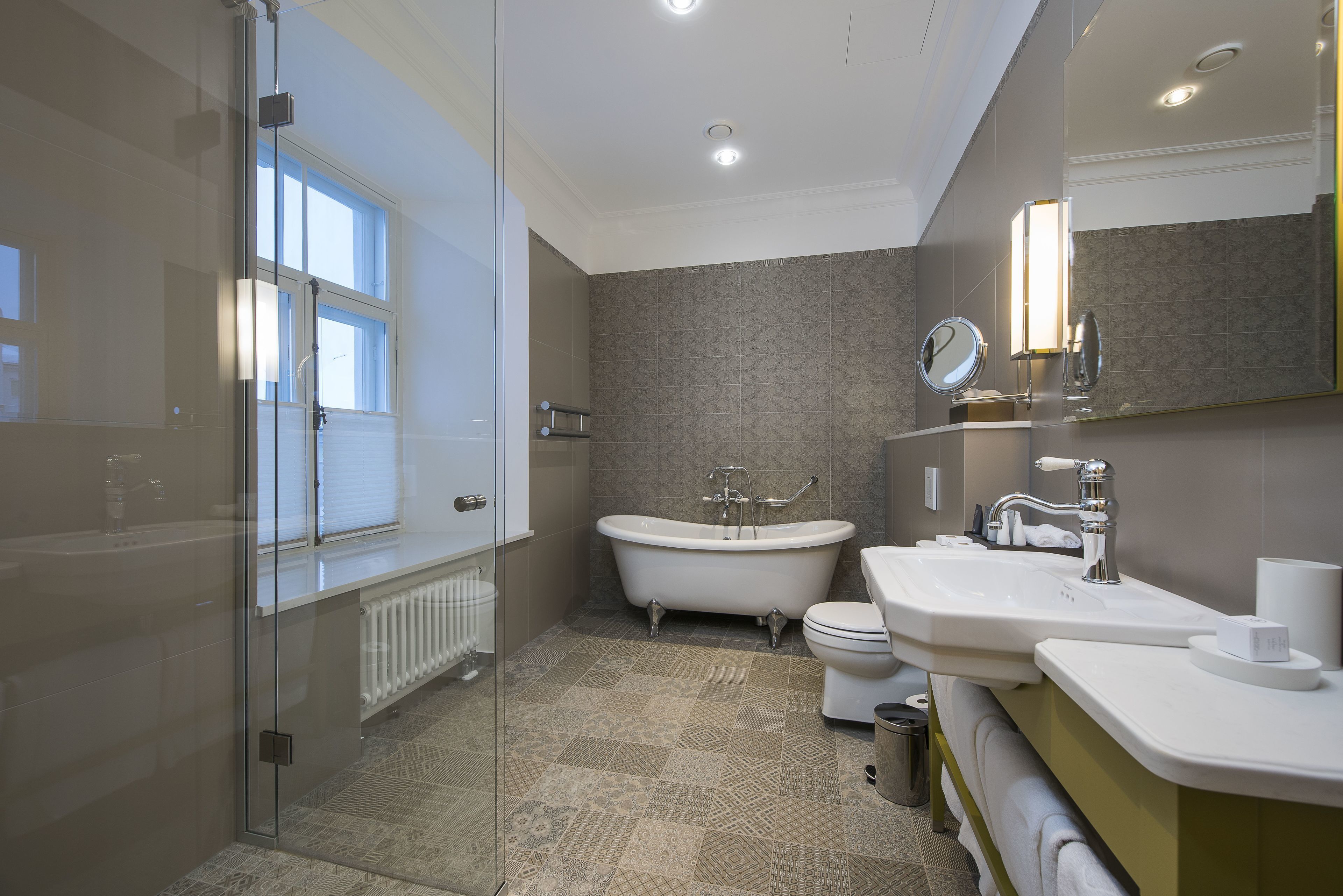 executive double or twin room | bathroom | free toiletries, hair dryer, bathrobes, slippers